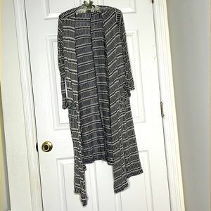 NWT LulaRoe Sarah black/white with pockets women’s woven cardigan shawl